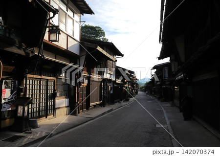 長野 塩尻 奈良井宿 重伝建地区の古い街並み 長野 塩尻 奈良井宿 重伝建地区の古い街並み 142070374
