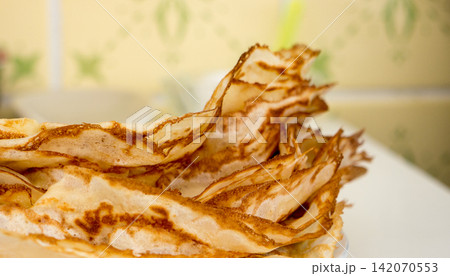 Pancakes lying on a plate. 142070553