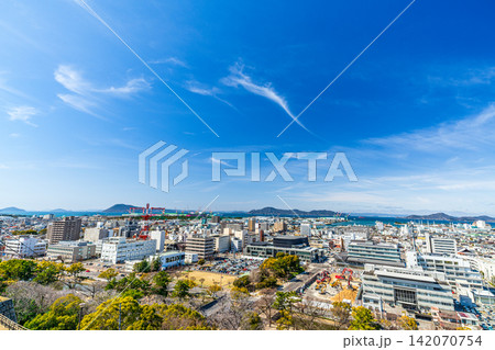 【日本100名城】丸亀城　城跡から見た丸亀市街と瀬戸内海の春の風景　香川県丸亀市 142070754