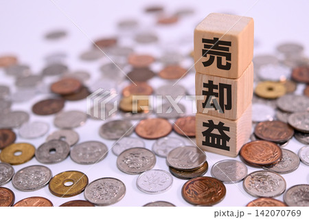 売却益のテキストと日本円の硬貨 142070769