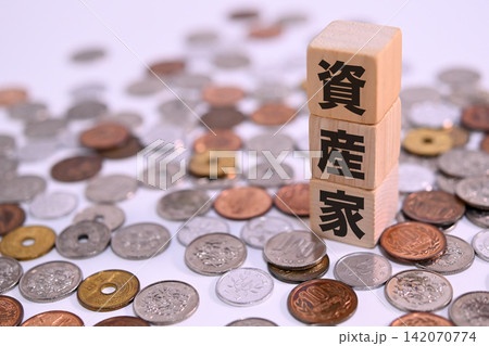 資産家のテキストと日本円の硬貨 142070774