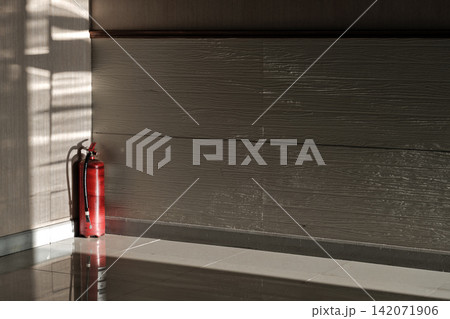 old fire extinguisher put on the conner of the meeting room in the sunshine from out side 142071906