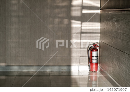 old fire extinguisher put on the conner of the meeting room in the sunshine from out side 142071907
