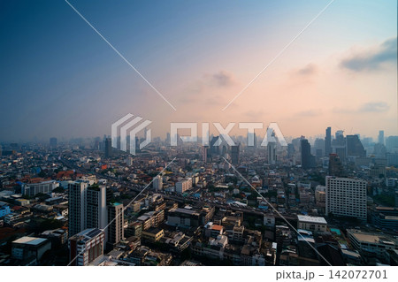 Cityscape photo show traffic jams on the highway of a big city in evening cover by dust mist that made two color sky 142072701