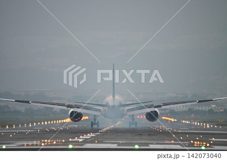 飛行機撮影・観光の聖地 大阪伊丹空港 迫力の夜間離発着 飛行機撮影・観光の聖地 大阪伊丹空港 迫力の夜間離発着 142073040