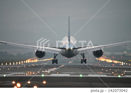 飛行機撮影・観光の聖地 大阪伊丹空港 迫力の夜間離発着 飛行機撮影・観光の聖地 大阪伊丹空港 迫力の夜間離発着 142073042
