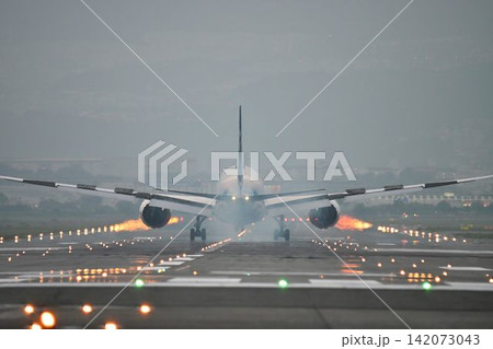 飛行機撮影・観光の聖地 大阪伊丹空港 迫力の夜間離発着 飛行機撮影・観光の聖地 大阪伊丹空港 迫力の夜間離発着 142073043