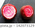 赤と白の美しい渦巻き模様が見える新鮮なビーツの断面 142073129