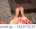 浴衣姿で日本の足湯を楽しむ女性の足元 142073132