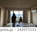 海を望む和室と布団のある日本の旅館 142073133