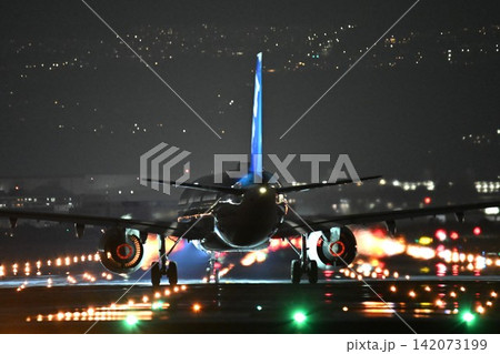 大阪伊丹空港 千里川土手 A321夜間離陸 練炭 大阪伊丹空港 千里川土手 A321夜間離陸 練炭 142073199