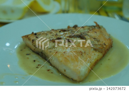 サンティアゴのレストランで供された白身魚のソテー サンティアゴのレストランで供された白身魚のソテー 142073672