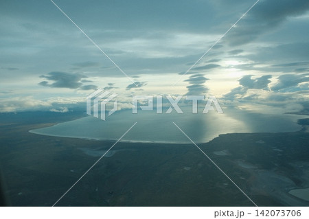サンティアゴのチリ上空から望む太平洋の海岸線と雲間から差す光 サンティアゴのチリ上空から望む太平洋の海岸線と雲間から差す光 142073706
