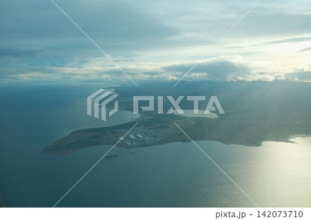 半島のサンティアゴへの空路から望むチリの海岸線と入り江 142073710