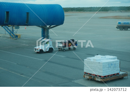 サンティアゴの空港で行われる航空貨物の地上作業 142073712