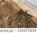 赤いプラスチック製境界杭と緑色の杭 142073838