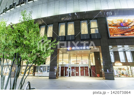 大阪夜景 梅田茶屋町 梅田芸術劇場 大阪府大阪市 大阪夜景 梅田茶屋町 梅田芸術劇場 大阪府大阪市 142073864