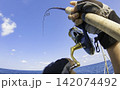 ルアーで大物が掛かった激しいファイトシーン 142074492