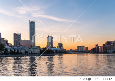 Sunset in the center of the city. Yekaterinburg, Russia Sunset in the center of the city. Yekaterinburg, Russia 142074542