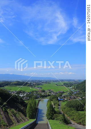 ダムの天端から夏の風景 142075051