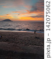 夕焼けの海岸線 142075062