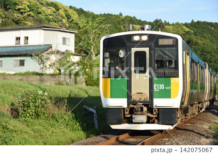 久留里線 上総亀山駅を出発したキハE130系 久留里線 上総亀山駅を出発したキハE130系 142075067