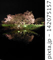 水面に映る夜桜 142075157