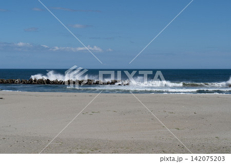 宮城県仙台市若林区荒浜　秋の深沼海水浴場の景色 142075203