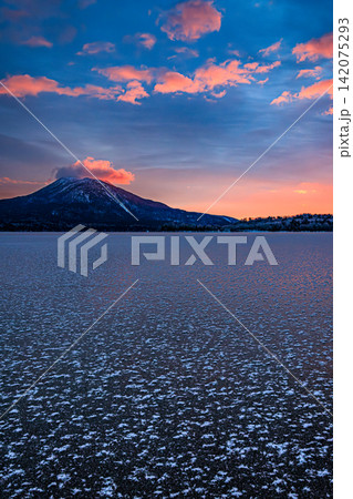 凛とした冬の朝に阿寒湖の氷面一面を埋め尽くすフロストフラワーと朝光に包まれる雄阿寒岳 142075293