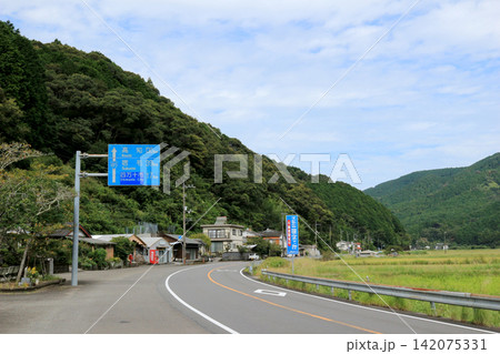 田舎の国道のある風景 田舎の国道のある風景 142075331