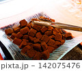 デザートバイキングに並ぶココアパウダーをまとった生チョコレート 142075476