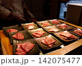 レストランの皿に盛り付けられた霜降り牛肉 142075477