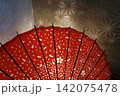 桜模様が描かれた赤い和傘と和風の光の演出 142075478