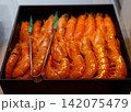 ホテルバイキングに並ぶたくさんの茹でエビ 142075479