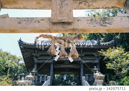 【#神社】しめ縄と山門が印象的な神社風景 【#神社】しめ縄と山門が印象的な神社風景 142075711