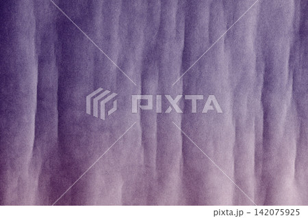 Gradient purple crumpled paper wallpaper texture 142075925