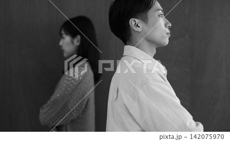 仲が悪い男女のイメージ 白黒 仲が悪い男女のイメージ 白黒 142075970
