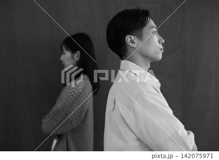 仲が悪い男女のイメージ 白黒 仲が悪い男女のイメージ 白黒 142075971