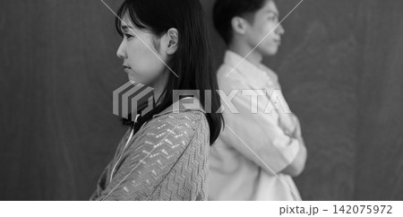 仲が悪い男女のイメージ　白黒 142075972