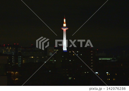 夜の京都タワー 京都タワーの夜景 京都の玄関口 京都のランドマーク 夜の京都タワー 京都タワーの夜景 京都の玄関口 京都のランドマーク 142076286