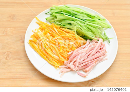 冷し中華の具材(千切りきゅうり・ハム・錦糸卵) 冷し中華の具材(千切りきゅうり・ハム・錦糸卵) 142076401