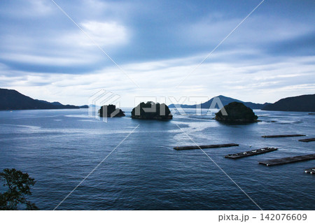 三重県の鳥羽湾に浮かぶ三ツ島 三重県の鳥羽湾に浮かぶ三ツ島 142076609