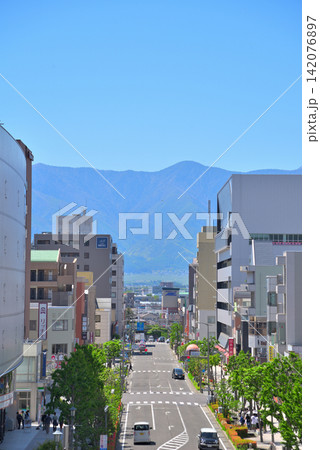 《長野県》松本市都市風景 伊勢町通りの街並みと北アルプス 《長野県》松本市都市風景 伊勢町通りの街並みと北アルプス 142076897