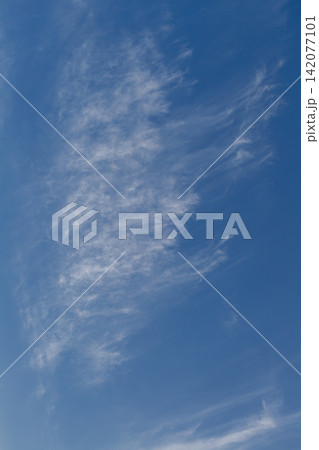 White cirrocumulus and cirrus fibratus clouds drifting in blue sky. White cirrocumulus and cirrus fibratus clouds drifting in blue sky. 142077101