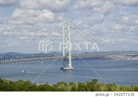 明石海峡大橋と夏の雲の風景 明石海峡大橋と夏の雲の風景 142077116