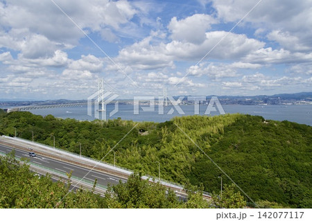 淡路島と神戸を結ぶ明石海峡大橋 淡路島と神戸を結ぶ明石海峡大橋 142077117