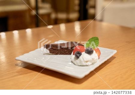 カフェで楽しむガトーショコラ 142077338