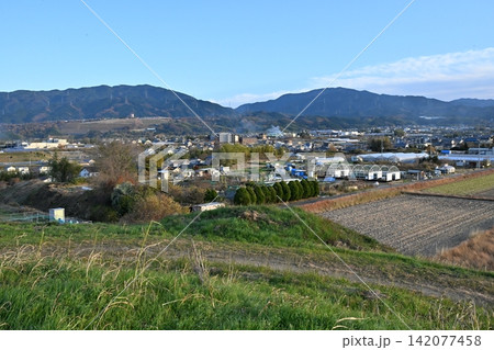 12月、寛弘寺古墳公園の円墳から望む金剛山と葛城山 142077458