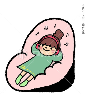 ヘッドフォンで音楽を聴きながらソファでくつろぐかわいい女の子のイラスト ヘッドフォンで音楽を聴きながらソファでくつろぐかわいい女の子のイラスト 142077802