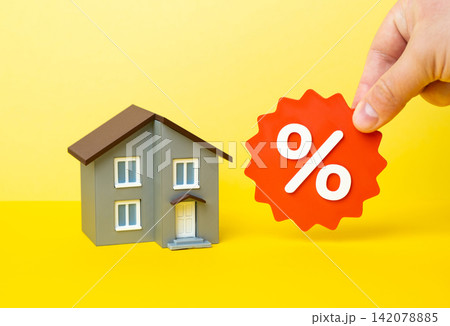 House for sale at a discount. Mortgage campaigns, home-buying guides, property investment insights and housing market advertising with emphasis on price reductions Real estate sales promotion. 142078885